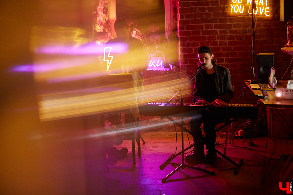 Владимирский пианист Дмитрий Ленский зарабатывает деньги игрой в ресторанах и усадьбах Суздаля, но для души выбирает ламповые выступления и путь к успеху с собственным репертуаром.