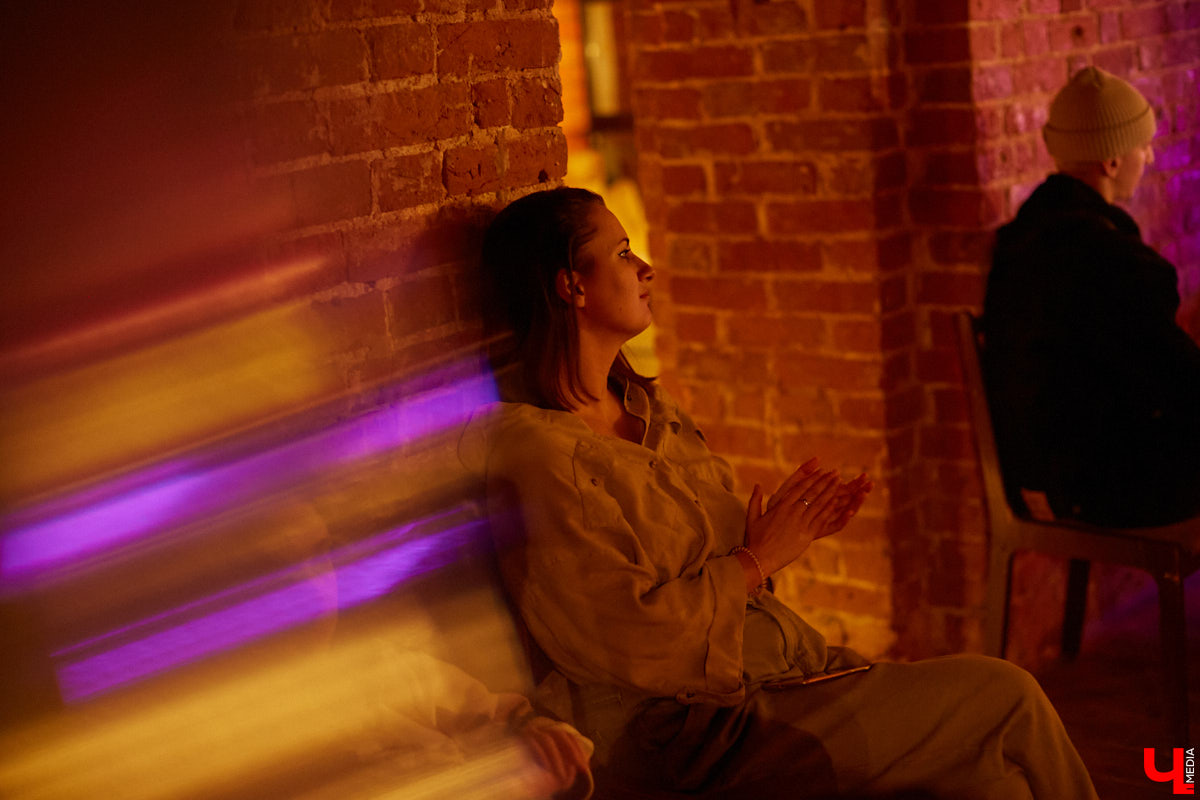 Владимирский пианист Дмитрий Ленский зарабатывает деньги игрой в ресторанах и усадьбах Суздаля, но для души выбирает ламповые выступления и путь к успеху с собственным репертуаром.