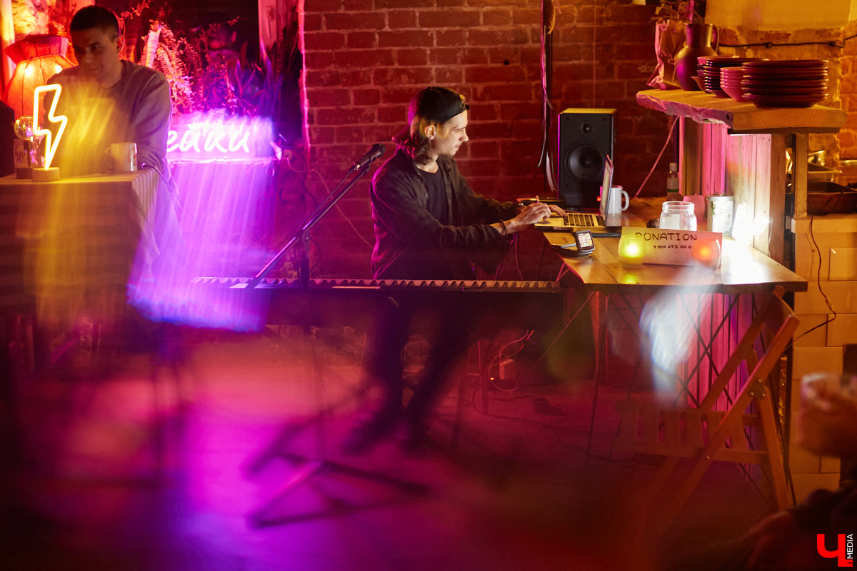 Владимирский пианист Дмитрий Ленский зарабатывает деньги игрой в ресторанах и усадьбах Суздаля, но для души выбирает ламповые выступления и путь к успеху с собственным репертуаром.