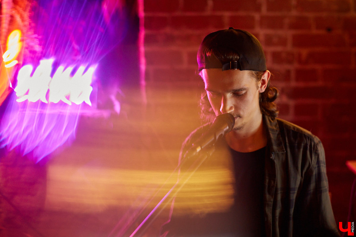 Владимирский пианист Дмитрий Ленский зарабатывает деньги игрой в ресторанах и усадьбах Суздаля, но для души выбирает ламповые выступления и путь к успеху с собственным репертуаром.