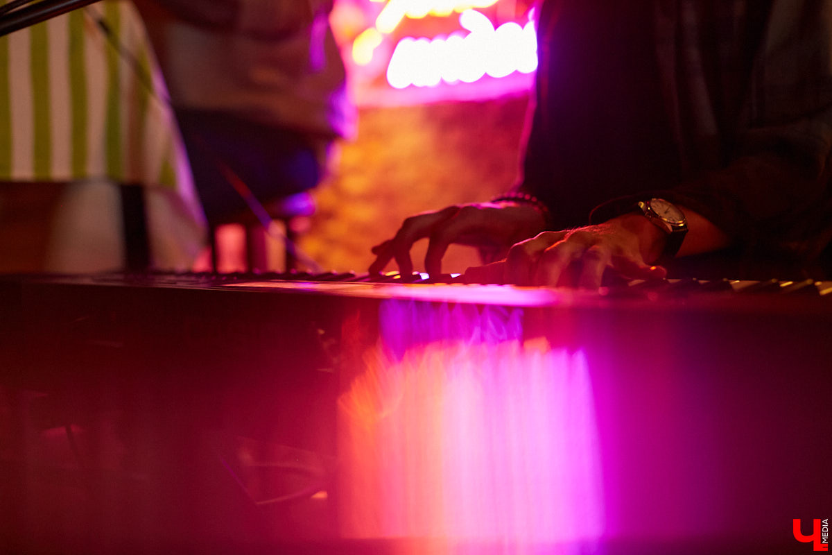 Владимирский пианист Дмитрий Ленский зарабатывает деньги игрой в ресторанах и усадьбах Суздаля, но для души выбирает ламповые выступления и путь к успеху с собственным репертуаром.