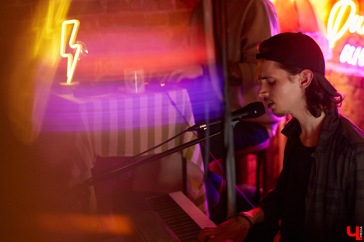 Владимирский пианист Дмитрий Ленский зарабатывает деньги игрой в ресторанах и усадьбах Суздаля, но для души выбирает ламповые выступления и путь к успеху с собственным репертуаром.