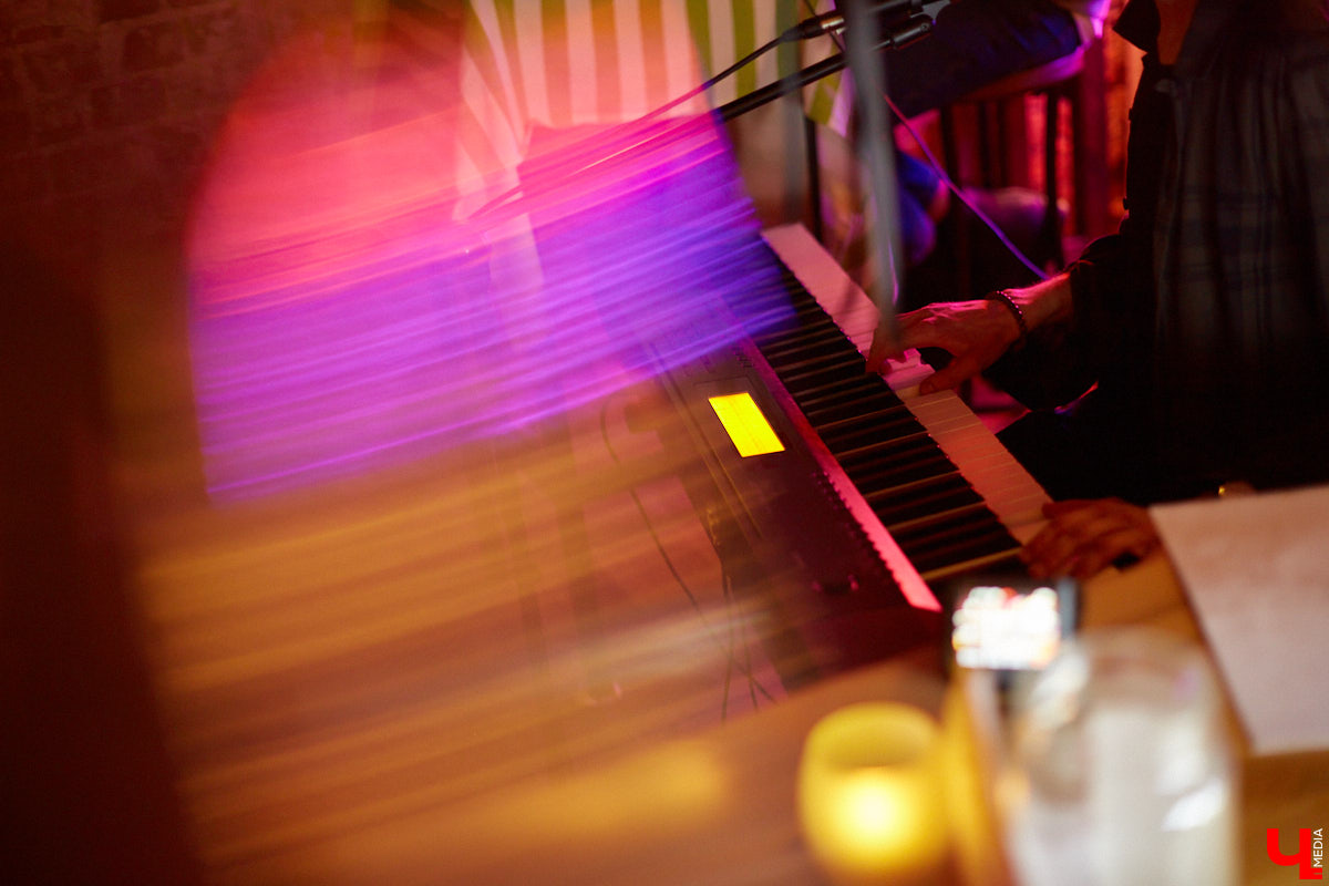 Владимирский пианист Дмитрий Ленский зарабатывает деньги игрой в ресторанах и усадьбах Суздаля, но для души выбирает ламповые выступления и путь к успеху с собственным репертуаром.