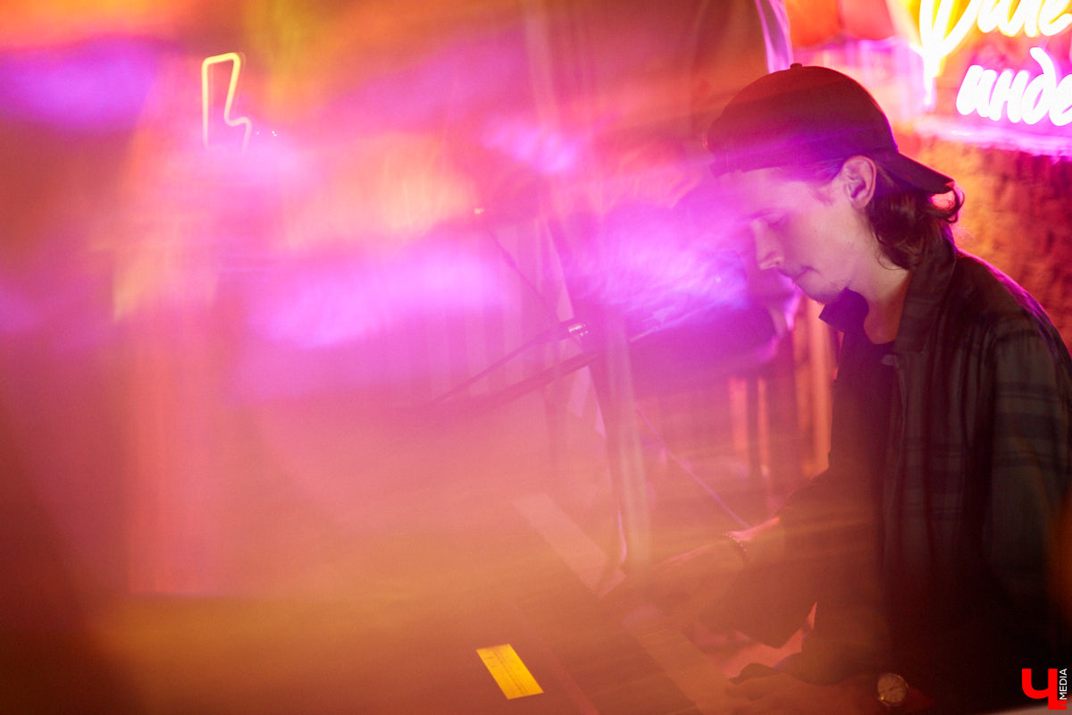 Владимирский пианист Дмитрий Ленский зарабатывает деньги игрой в ресторанах и усадьбах Суздаля, но для души выбирает ламповые выступления и путь к успеху с собственным репертуаром.