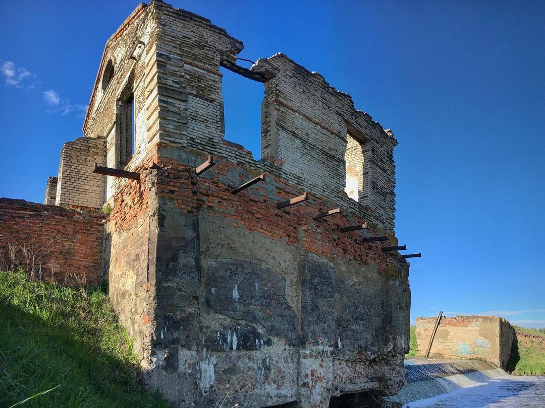 Игорь Икшаков - фотограф-любитель. Несколько серий его снимков посвящены заброшкам. Их-то мы и рассмотрели повнимательнее.