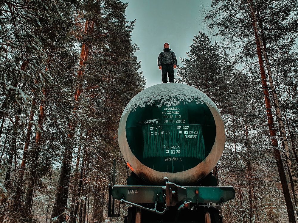 Игорь Икшаков - фотограф-любитель. Несколько серий его снимков посвящены заброшкам. Их-то мы и рассмотрели повнимательнее.