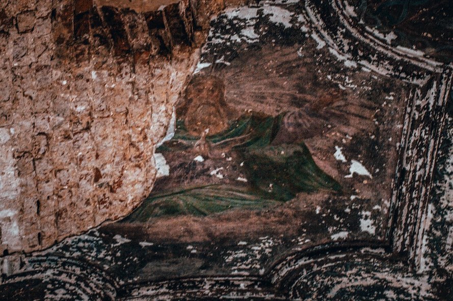 Игорь Икшаков - фотограф-любитель. Несколько серий его снимков посвящены заброшкам. Их-то мы и рассмотрели повнимательнее.