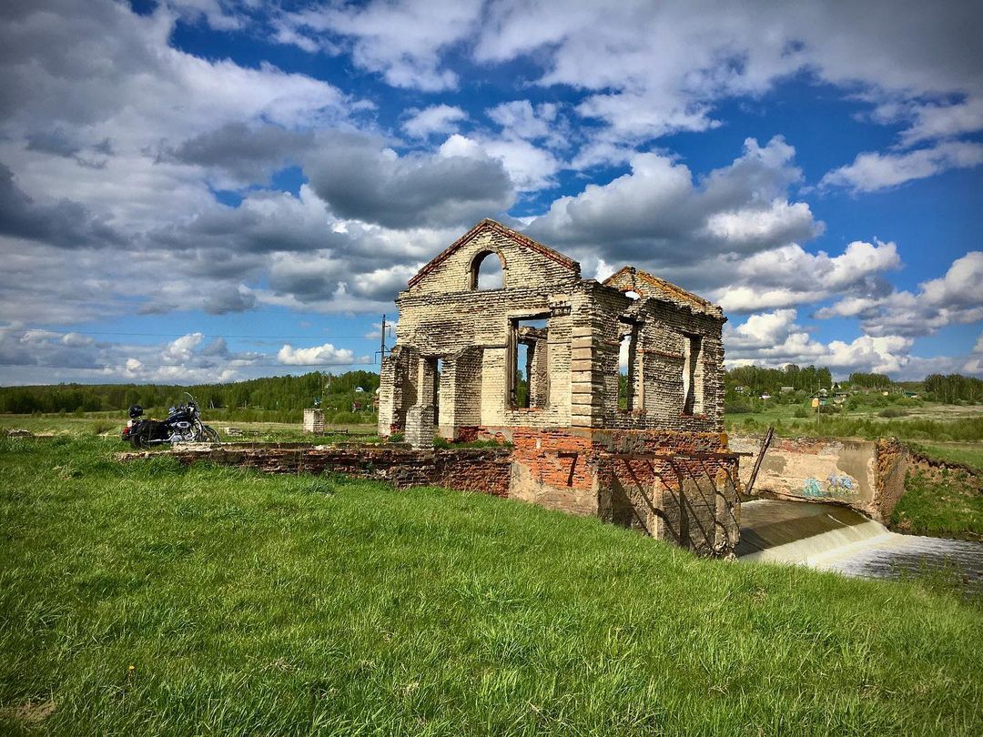 Игорь Икшаков - фотограф-любитель. Несколько серий его снимков посвящены заброшкам. Их-то мы и рассмотрели повнимательнее.