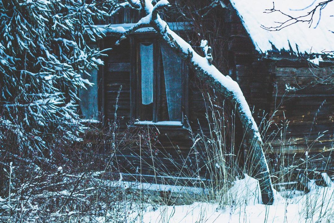 Игорь Икшаков - фотограф-любитель. Несколько серий его снимков посвящены заброшкам. Их-то мы и рассмотрели повнимательнее.