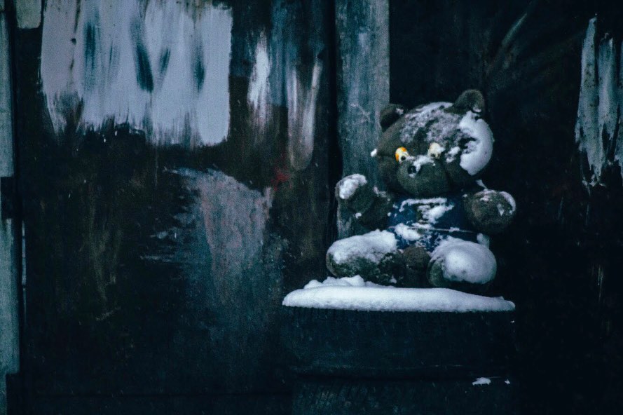 Игорь Икшаков - фотограф-любитель. Несколько серий его снимков посвящены заброшкам. Их-то мы и рассмотрели повнимательнее.