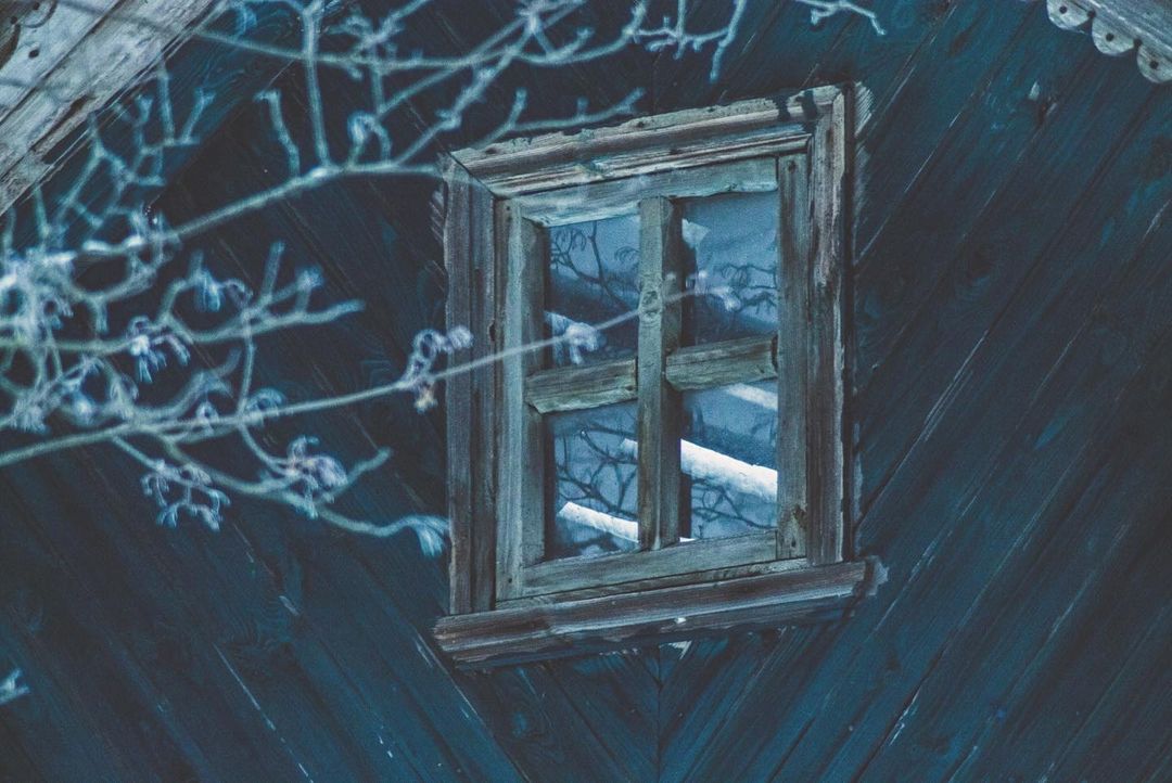 Игорь Икшаков - фотограф-любитель. Несколько серий его снимков посвящены заброшкам. Их-то мы и рассмотрели повнимательнее.