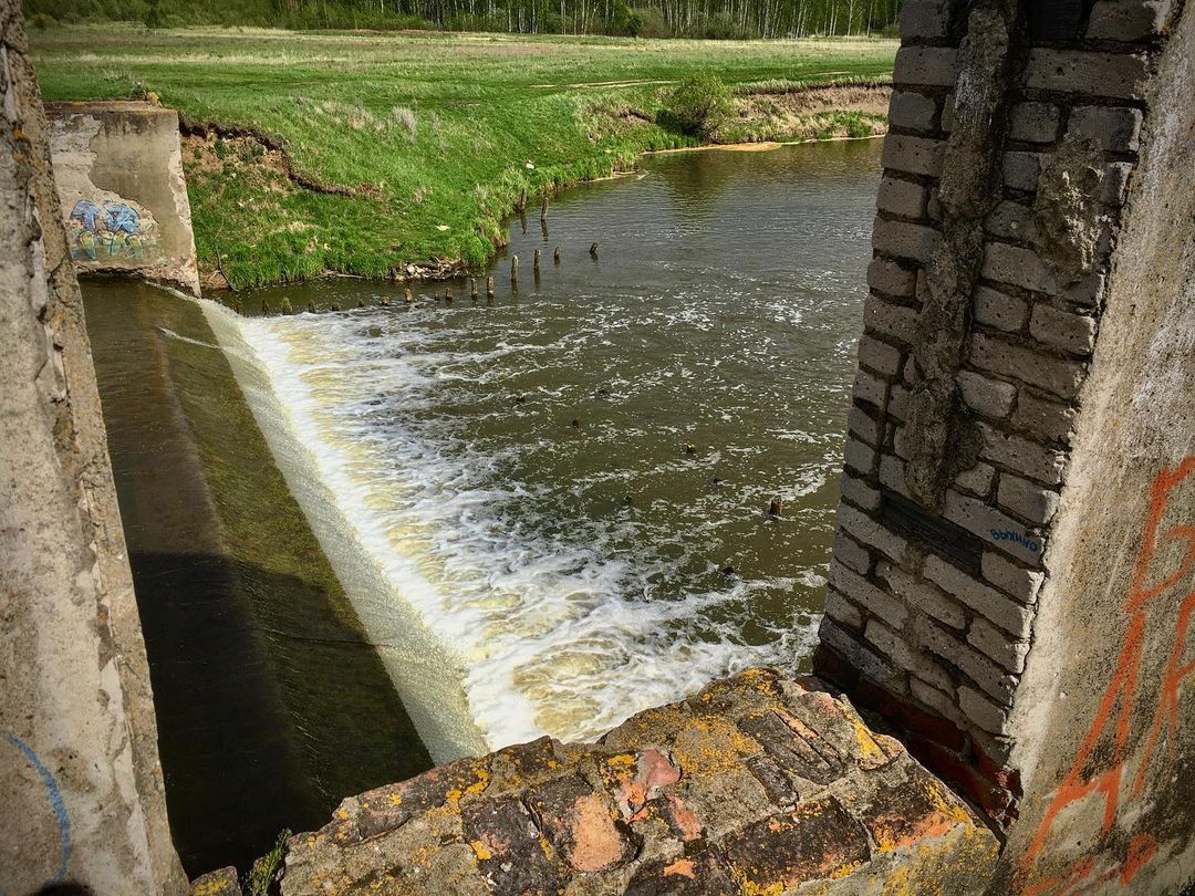 Игорь Икшаков - фотограф-любитель. Несколько серий его снимков посвящены заброшкам. Их-то мы и рассмотрели повнимательнее.