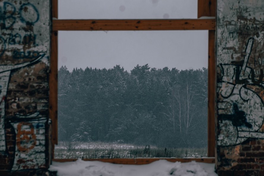 Игорь Икшаков - фотограф-любитель. Несколько серий его снимков посвящены заброшкам. Их-то мы и рассмотрели повнимательнее.