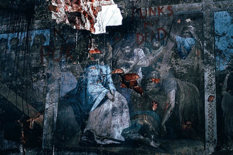 Игорь Икшаков - фотограф-любитель. Несколько серий его снимков посвящены заброшкам. Их-то мы и рассмотрели повнимательнее.