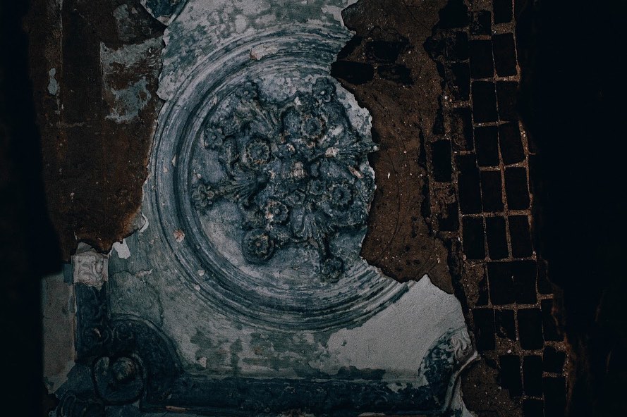 Игорь Икшаков - фотограф-любитель. Несколько серий его снимков посвящены заброшкам. Их-то мы и рассмотрели повнимательнее.