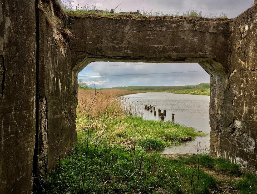 Игорь Икшаков - фотограф-любитель. Несколько серий его снимков посвящены заброшкам. Их-то мы и рассмотрели повнимательнее.