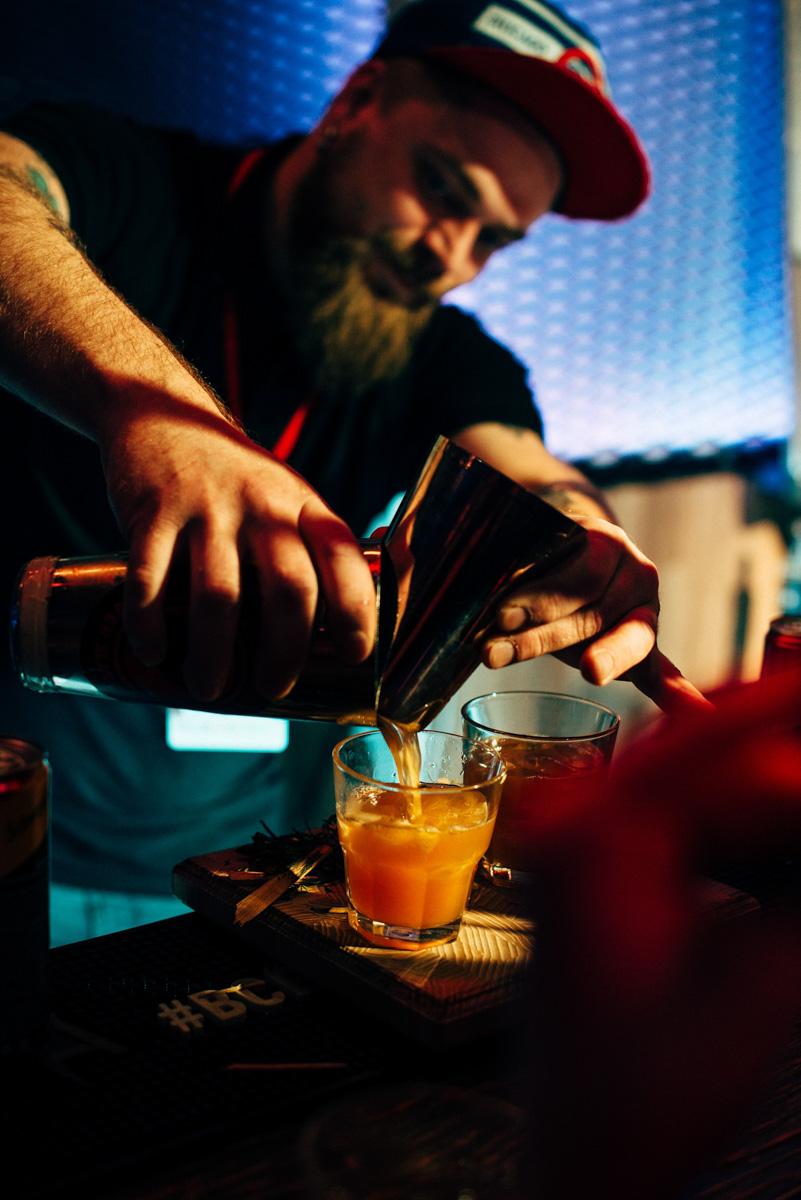 Уже третий год подряд владимирцы становятся свидетелями грандиозной битвы барменов.