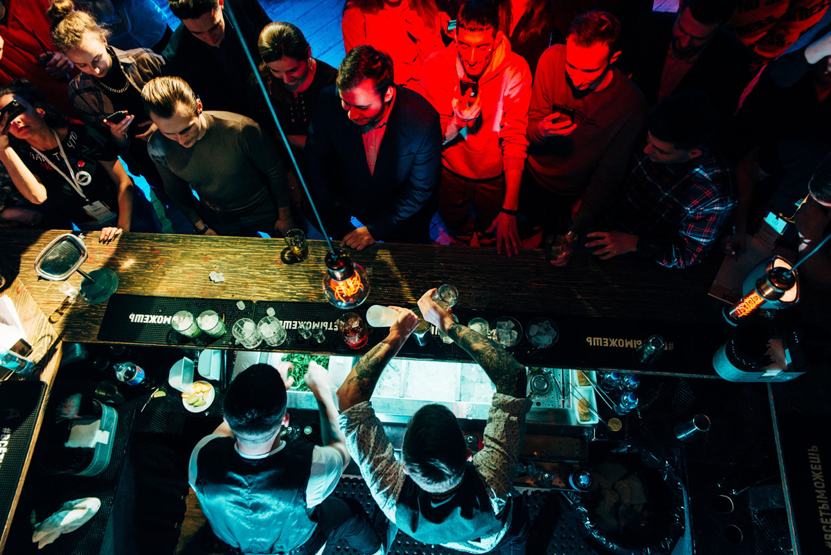 Уже третий год подряд владимирцы становятся свидетелями грандиозной битвы барменов.