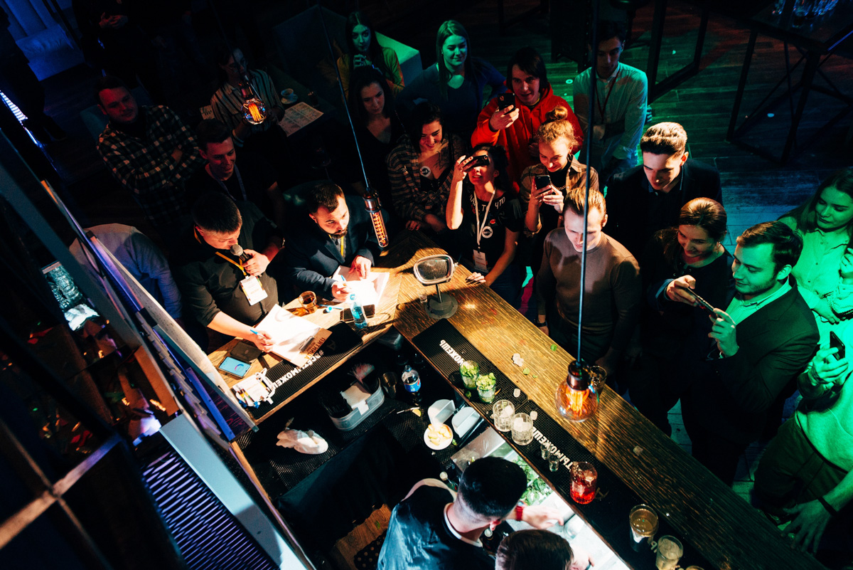 Уже третий год подряд владимирцы становятся свидетелями грандиозной битвы барменов.