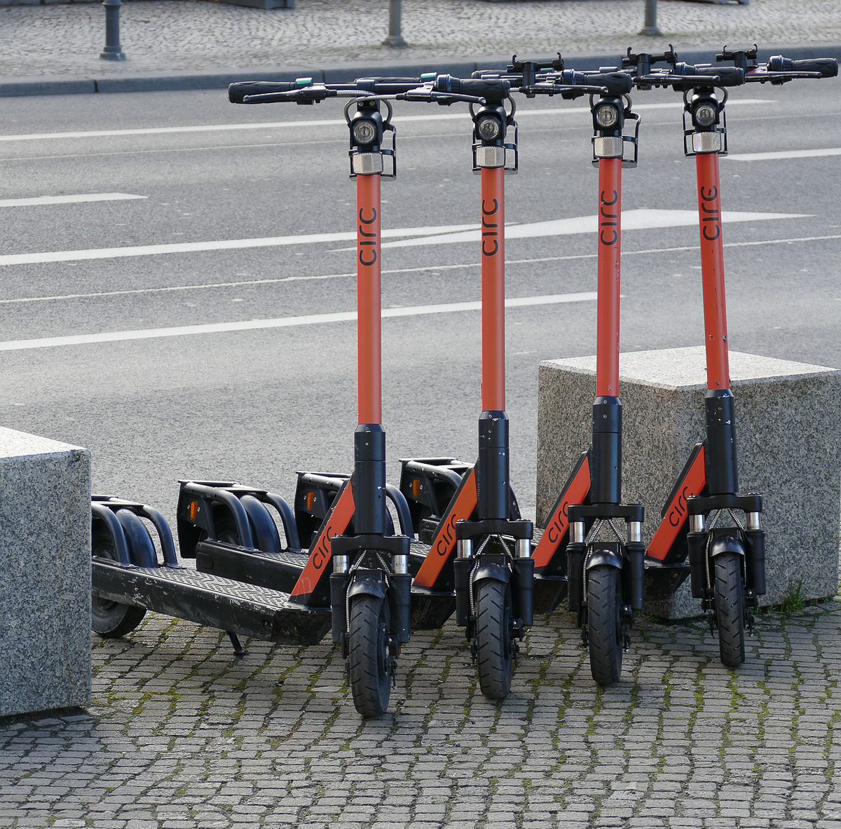 Знакомое многим приложение Lucky Bike продолжает развиваться со Владимире. Весной велошеринг предоставит возможность арендовать самокаты, а также, совместно с горожанами, займется разметкой новых велодорожек.