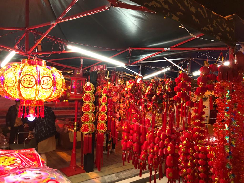 Вопреки пандемии русские и китайцы отмечают во Владимире восточный Новый год с апельсинами и фонариками.