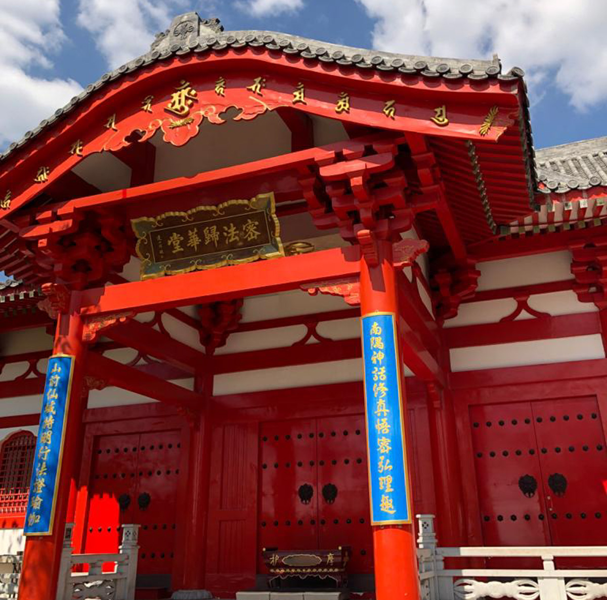 Вопреки пандемии русские и китайцы отмечают во Владимире восточный Новый год с апельсинами и фонариками.