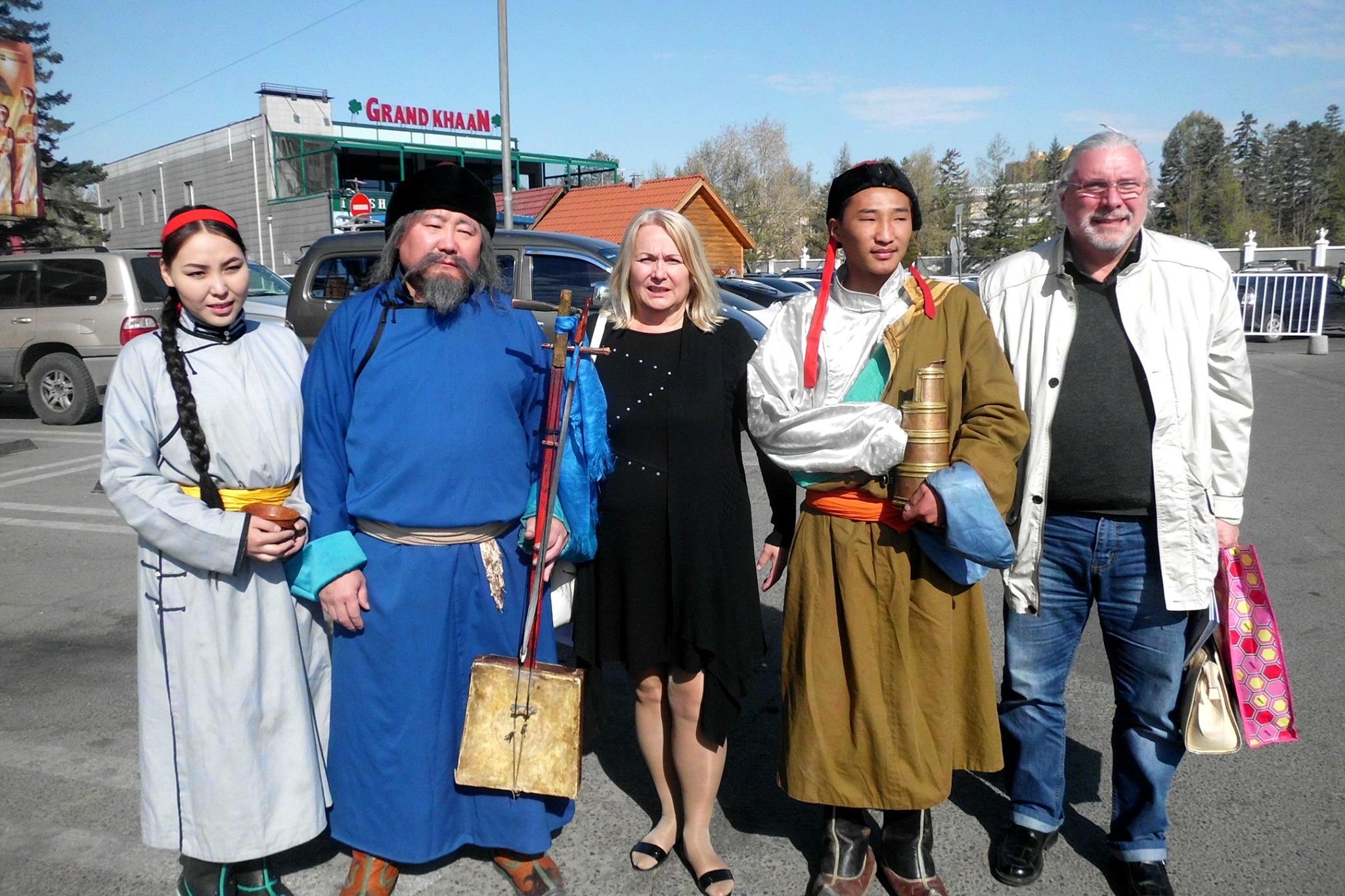 Вопреки пандемии русские и китайцы отмечают во Владимире восточный Новый год с апельсинами и фонариками.