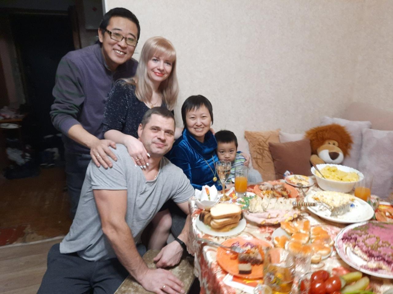 Вопреки пандемии русские и китайцы отмечают во Владимире восточный Новый год с апельсинами и фонариками.