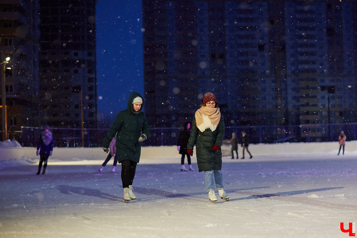 Вузовцы попрощались с «дистантом» и вышли из «Зума» на первое массовое мероприятие рассекать коньками лёд!
