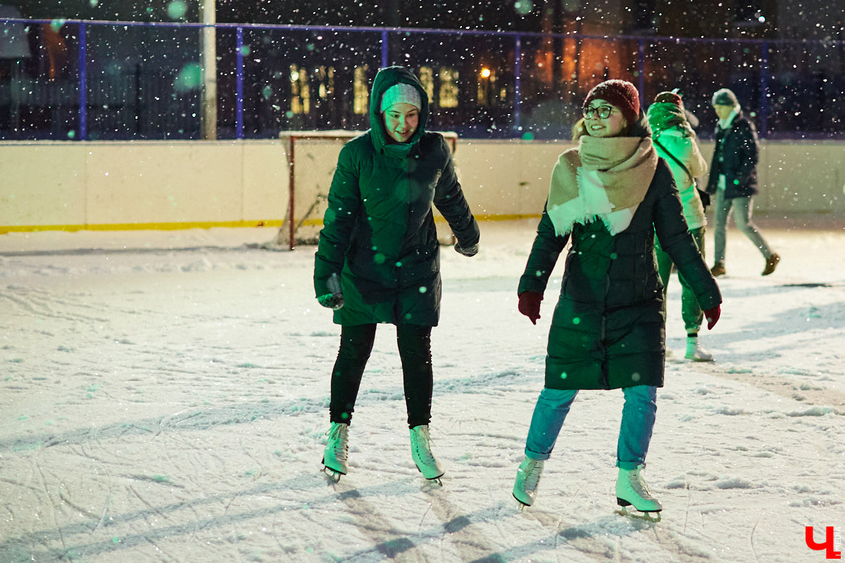 Вузовцы попрощались с «дистантом» и вышли из «Зума» на первое массовое мероприятие рассекать коньками лёд!