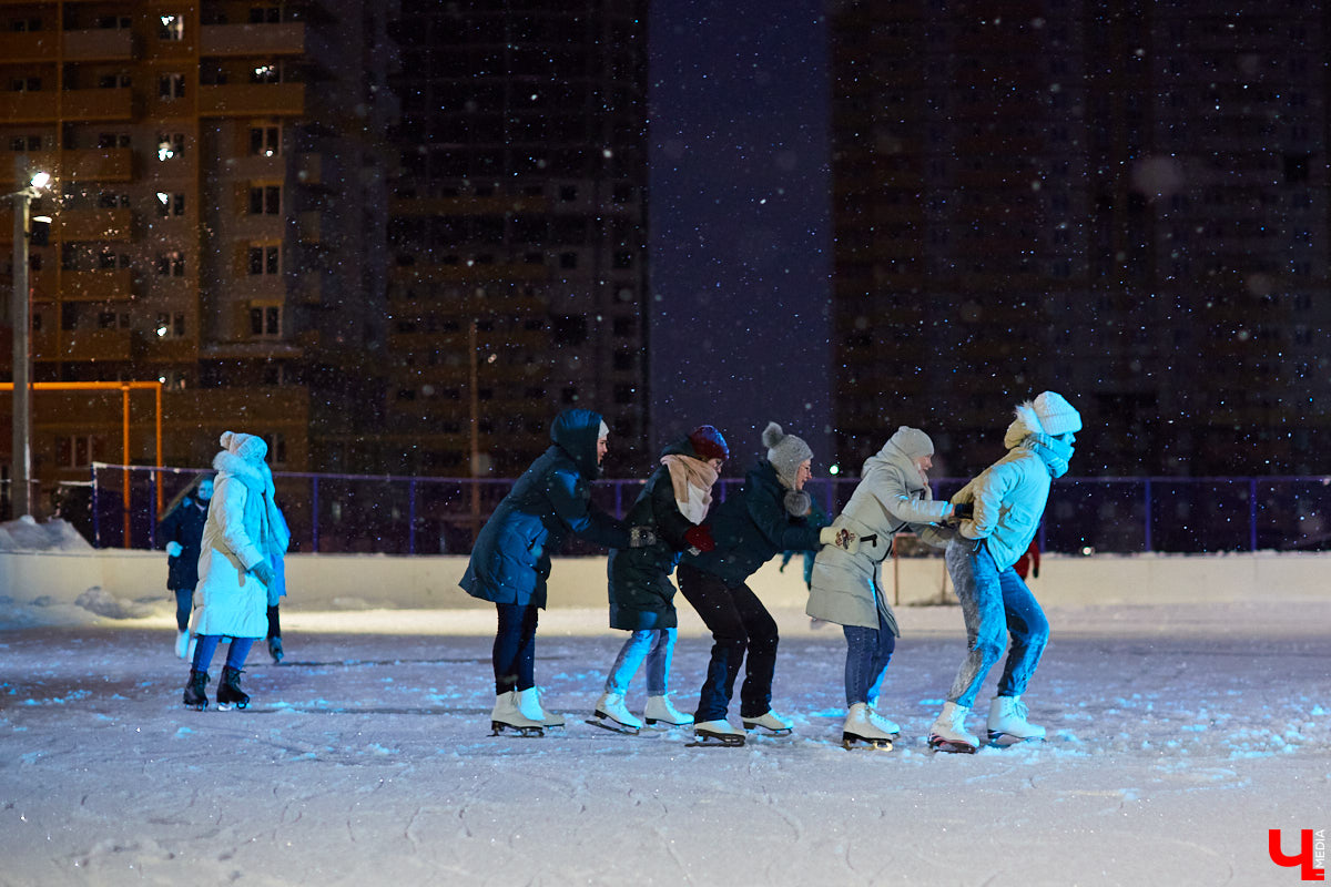 Вузовцы попрощались с «дистантом» и вышли из «Зума» на первое массовое мероприятие рассекать коньками лёд!