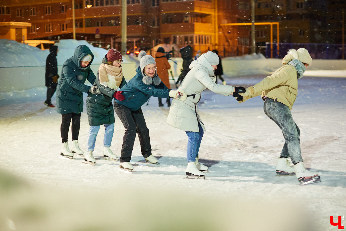 Вузовцы попрощались с «дистантом» и вышли из «Зума» на первое массовое мероприятие рассекать коньками лёд!