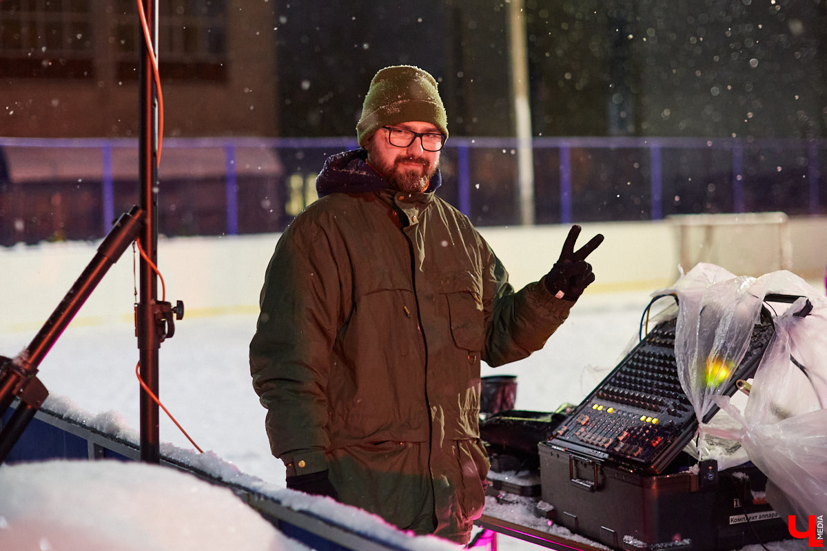 Вузовцы попрощались с «дистантом» и вышли из «Зума» на первое массовое мероприятие рассекать коньками лёд!