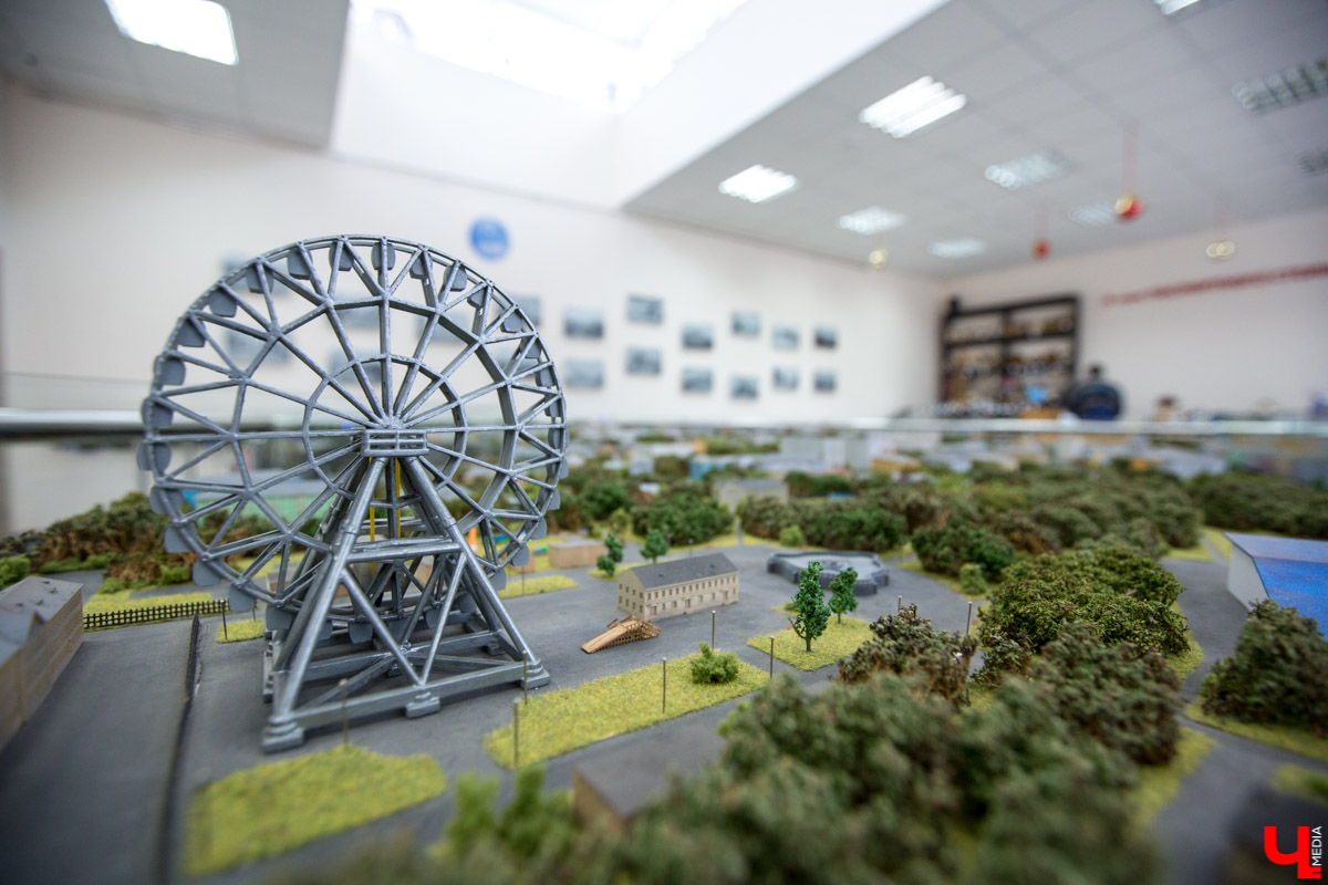 Сувенирных дел мастер из Владимира и его удивительные творения. Как в любой таре уместить персональный мирок с островами и людьми, рассказывает Евгений Красавин.