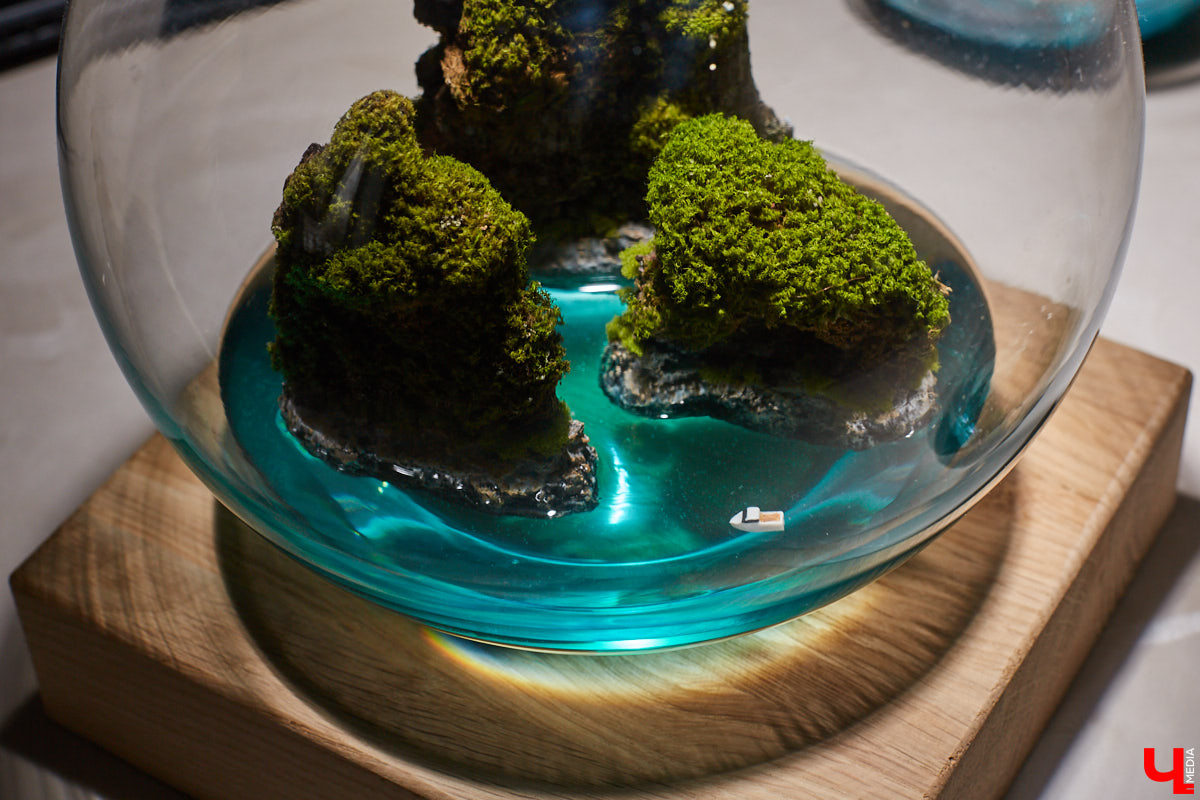 Сувенирных дел мастер из Владимира и его удивительные творения. Как в любой таре уместить персональный мирок с островами и людьми, рассказывает Евгений Красавин.