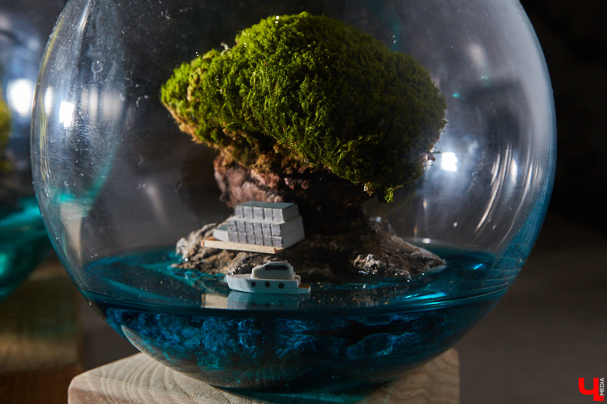 Сувенирных дел мастер из Владимира и его удивительные творения. Как в любой таре уместить персональный мирок с островами и людьми, рассказывает Евгений Красавин.