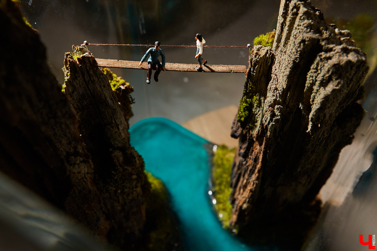 Сувенирных дел мастер из Владимира и его удивительные творения. Как в любой таре уместить персональный мирок с островами и людьми, рассказывает Евгений Красавин.