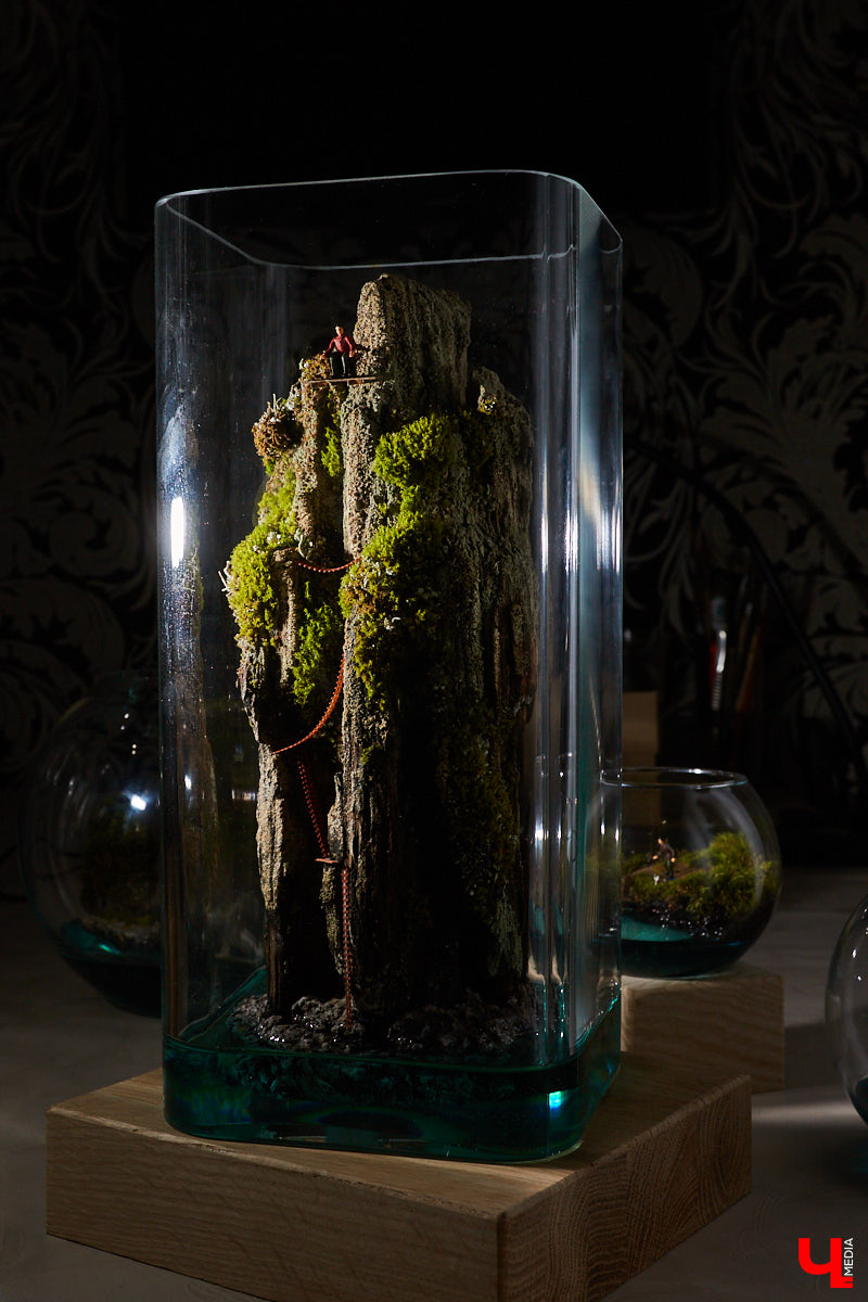 Сувенирных дел мастер из Владимира и его удивительные творения. Как в любой таре уместить персональный мирок с островами и людьми, рассказывает Евгений Красавин.