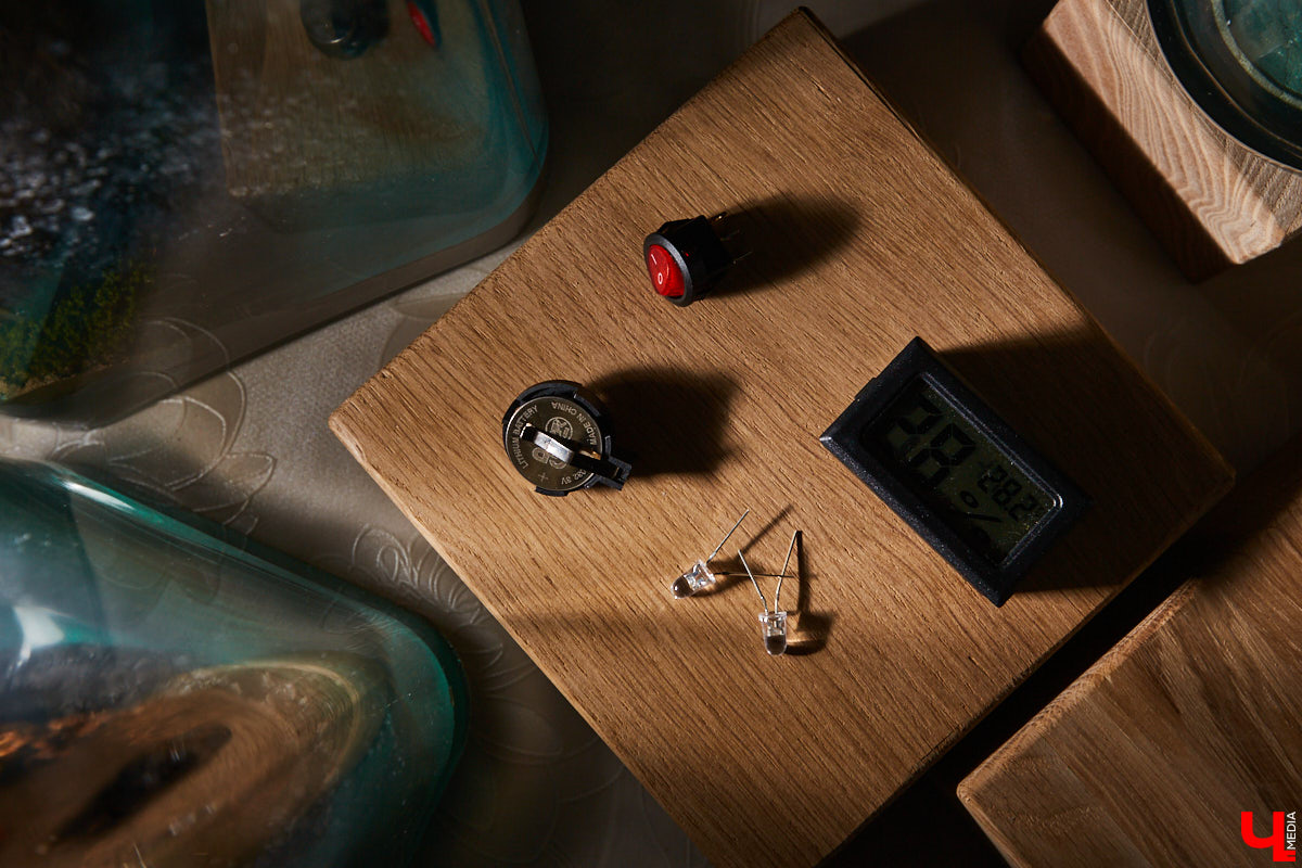 Сувенирных дел мастер из Владимира и его удивительные творения. Как в любой таре уместить персональный мирок с островами и людьми, рассказывает Евгений Красавин.