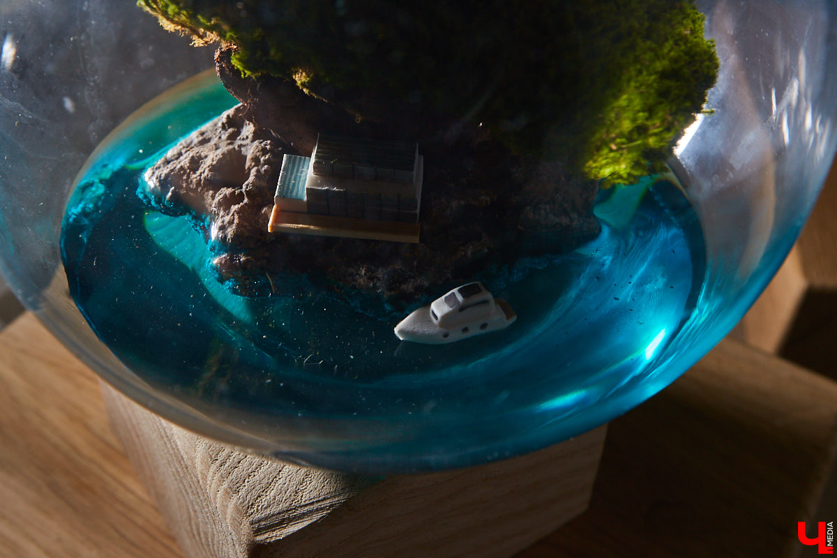 Сувенирных дел мастер из Владимира и его удивительные творения. Как в любой таре уместить персональный мирок с островами и людьми, рассказывает Евгений Красавин.