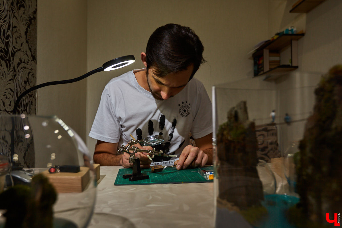 Сувенирных дел мастер из Владимира и его удивительные творения. Как в любой таре уместить персональный мирок с островами и людьми, рассказывает Евгений Красавин.