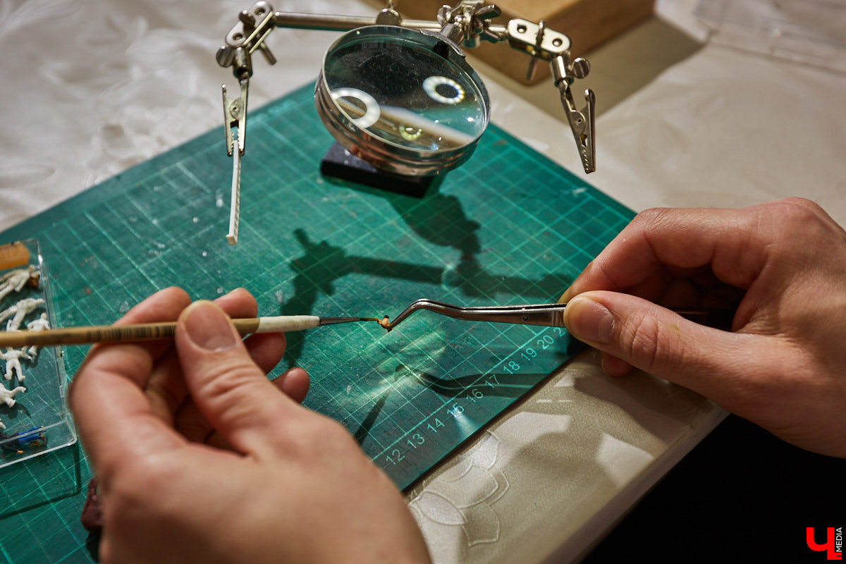 Сувенирных дел мастер из Владимира и его удивительные творения. Как в любой таре уместить персональный мирок с островами и людьми, рассказывает Евгений Красавин.