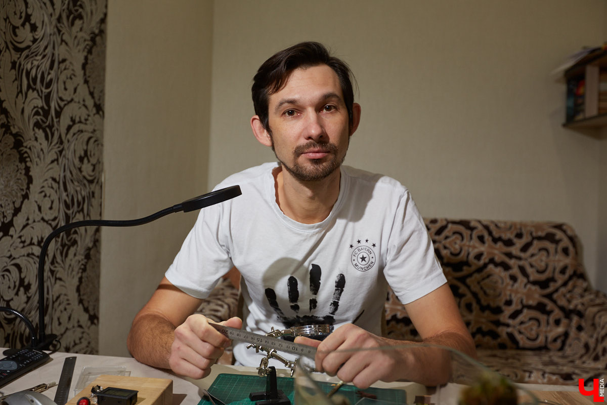 Сувенирных дел мастер из Владимира и его удивительные творения. Как в любой таре уместить персональный мирок с островами и людьми, рассказывает Евгений Красавин.