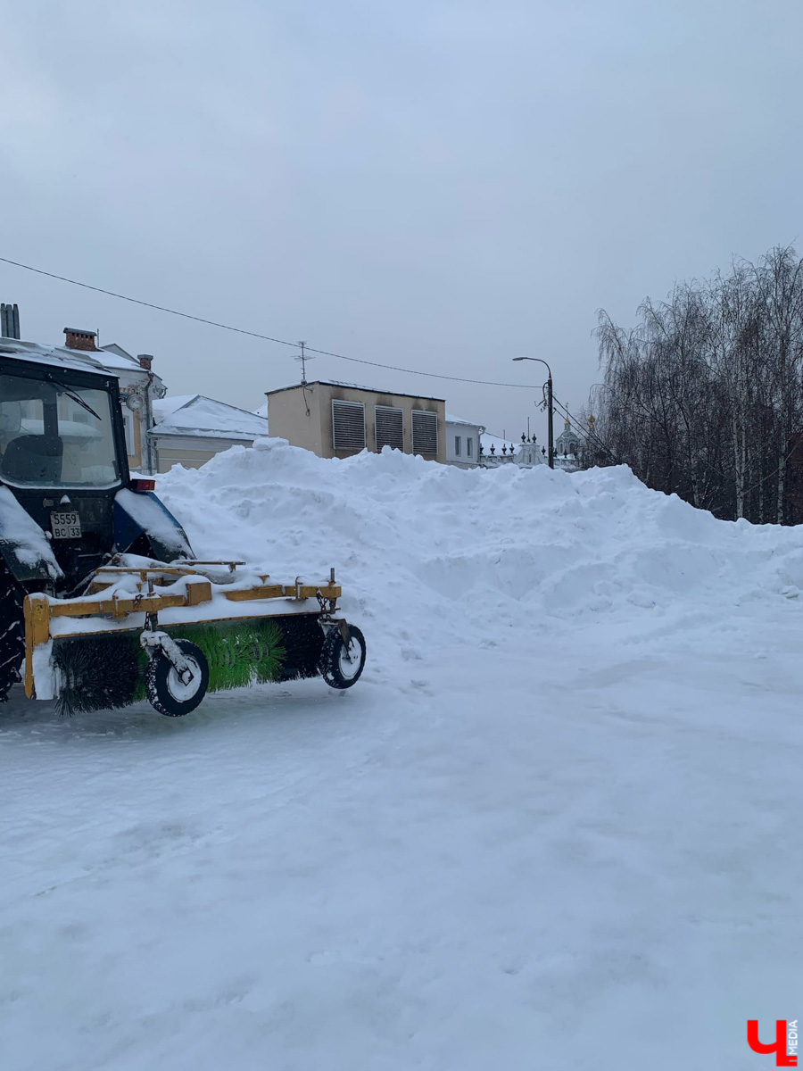 По пояс в снегу ждем такси за 500 рублей. Во Владимире за пару дней выпала месячная норма осадков. Как город справился (или не справился) с ненастьем: истории, впечатления, фото.