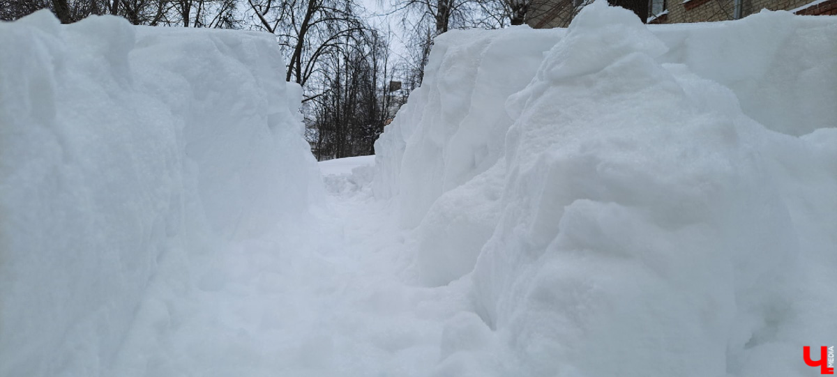 По пояс в снегу ждем такси за 500 рублей. Во Владимире за пару дней выпала месячная норма осадков. Как город справился (или не справился) с ненастьем: истории, впечатления, фото.