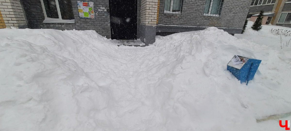 По пояс в снегу ждем такси за 500 рублей. Во Владимире за пару дней выпала месячная норма осадков. Как город справился (или не справился) с ненастьем: истории, впечатления, фото.