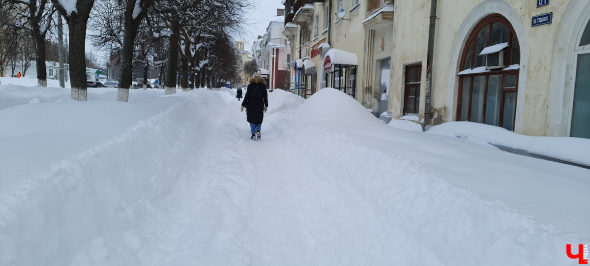 По пояс в снегу ждем такси за 500 рублей. Во Владимире за пару дней выпала месячная норма осадков. Как город справился (или не справился) с ненастьем: истории, впечатления, фото.