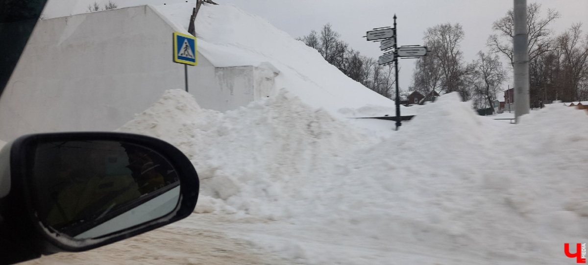 По пояс в снегу ждем такси за 500 рублей. Во Владимире за пару дней выпала месячная норма осадков. Как город справился (или не справился) с ненастьем: истории, впечатления, фото.