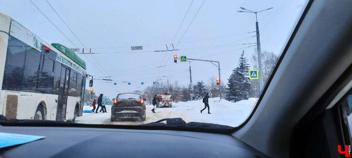 По пояс в снегу ждем такси за 500 рублей. Во Владимире за пару дней выпала месячная норма осадков. Как город справился (или не справился) с ненастьем: истории, впечатления, фото.