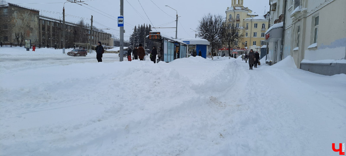 По пояс в снегу ждем такси за 500 рублей. Во Владимире за пару дней выпала месячная норма осадков. Как город справился (или не справился) с ненастьем: истории, впечатления, фото.